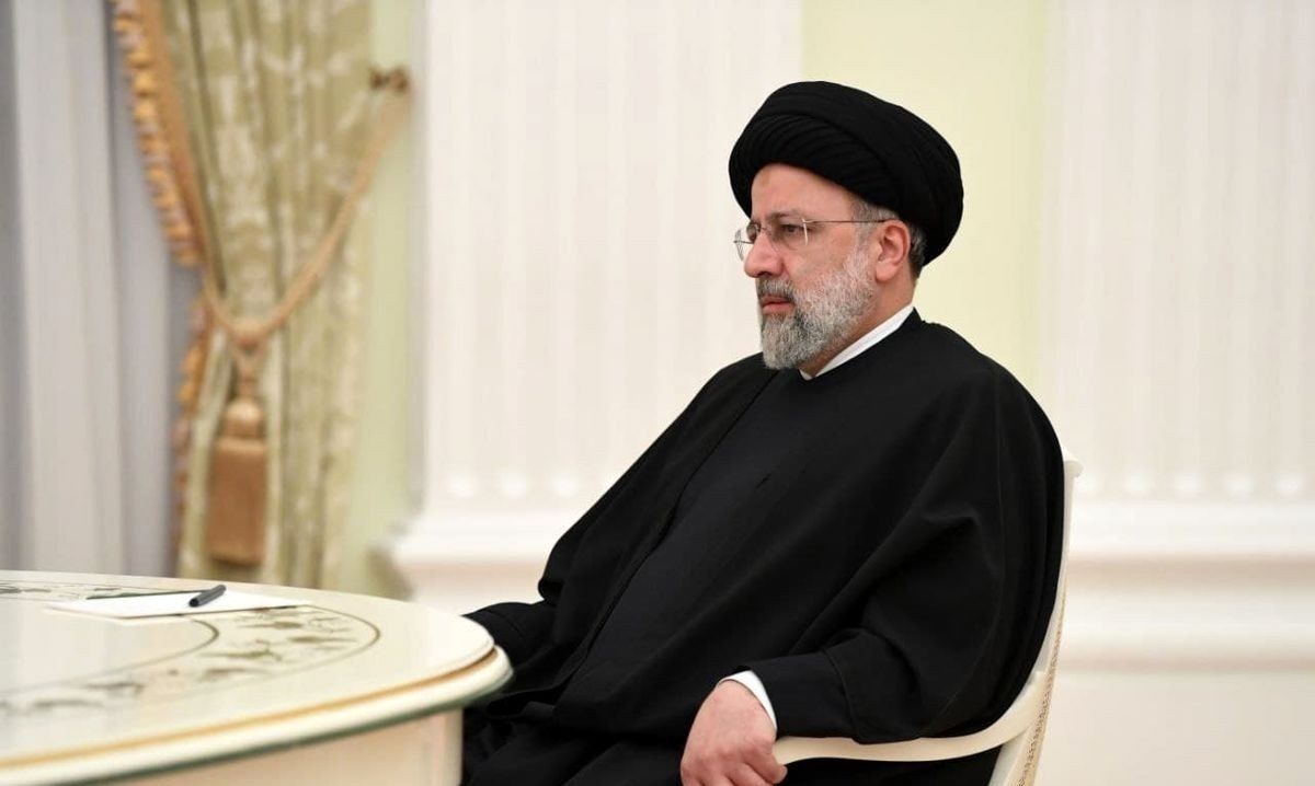 ببینید/ روحانی منتقد رئیسی را از حرم امام خمینی (ره) بیرون انداختند